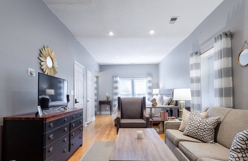 Southmoreland Condo | Beautiful Victorian Getaway 8