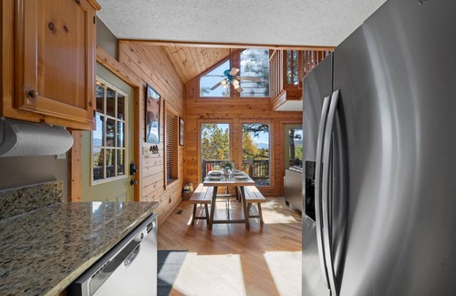 Gatlinburg - Pigeon Forge Cabin | Beautiful View! Cozy! Privacy, Pet Friendly! Hot Tub! Pool/Fishing Pond access!