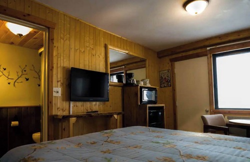 Rice Lake Cabin | Beautiful view of the lake from Room 2 called - Songbird Nest - Curriers Lakeview Lodge