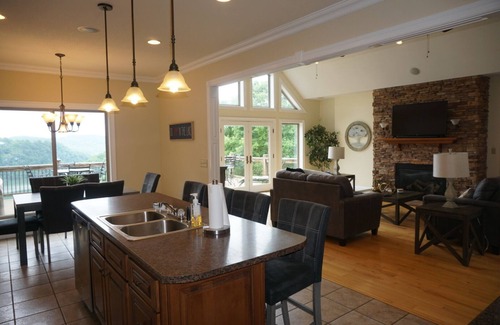 Albany House | Beautiful Views of Dale Hollow Lake, 5 bedroom, sleeps 15