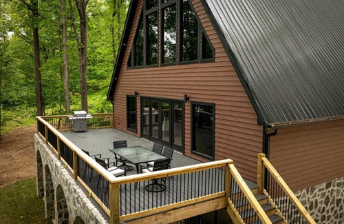 Logan Cabin | Beautiful views with lake access and zero stairs to the water!