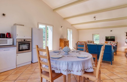 Gaillan-en-Medoc House | Beautiful villa for 6 people with WIFI, TV, terrace, pets allowed and parking