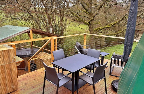Chiddingstone Hoath House | Beautiful villa for 4 guests with WIFI, hot tub, terrace and parking