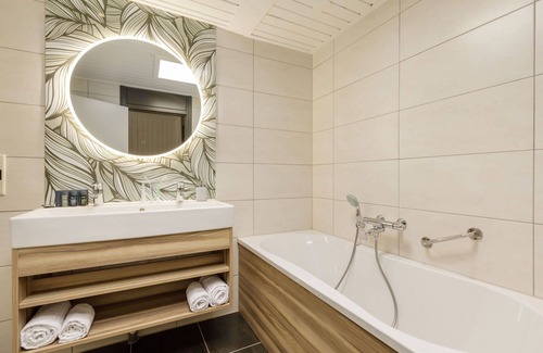 Heijen House | Beautiful villa for 4 guests with WIFI, pool, TV, terrace and parking