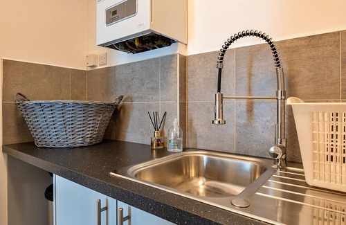 Saltash House | Beautiful villa for 6 guests with WIFI, terrace and parking