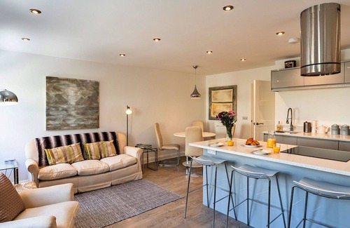 Saltash House | Beautiful villa for 6 guests with WIFI, terrace and parking