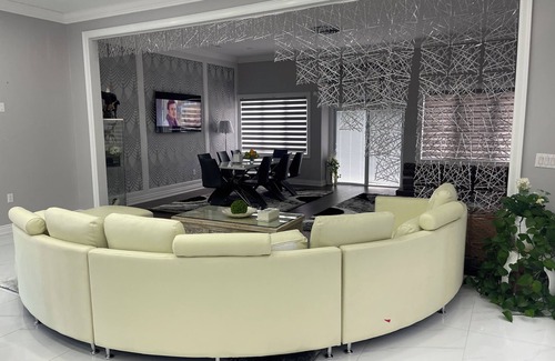 Courtice House | Beautiful villa for big family