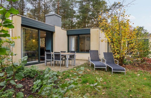Bispingen House | Beautiful villa for 4 guests with WIFI, pool, TV, terrace and parking