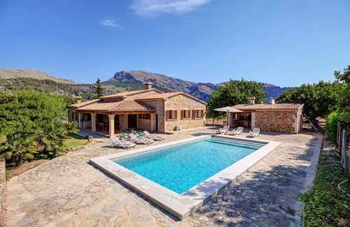 Pollensa Villa | Beautiful villa in the Pollensa countryside with private pool and bbq.