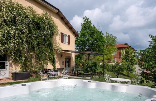 Alfiano Natta House | Beautiful villa for 6 people with WIFI, hot tub, patio, pets allowed and parking