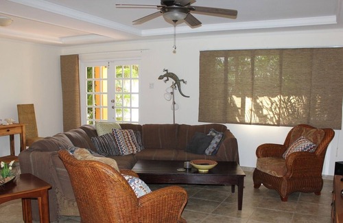 Esmeralda Villa | Beautiful Villa only minutes drive away from beaches