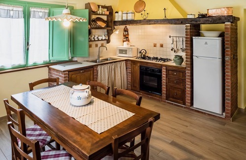 Camporgiano Villa | Beautiful villa, private pool WIFI gorgeous gardens & mountain views- peaceful!