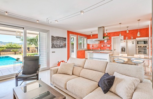 Porreres Villa | Beautiful Villa Ronda Estación with Pool, Terrace, Garden, Wi-Fi & Air Conditioning; Street Parking Available