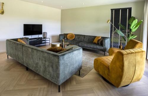 Sint Nicolaasga Villa | Beautiful villa with spacious garden