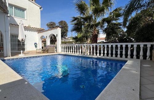 Empuriabrava House | Beautiful villa with swimming pool