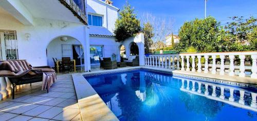 Empuriabrava House | Beautiful villa with swimming pool