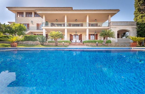 Costitx Villa | Beautiful Villa with Pool, Wi-Fi, Garden and Terrace; Parking Available