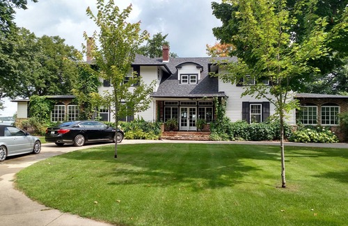 Alexandria House | Beautiful vintage home on the Alexandria Chain of Lakes