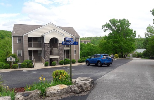 Kimberling City Condo | Beautiful walk-in condo in a peaceful lake setting.