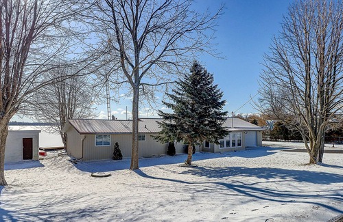 Valentia Cabin | Beautiful Waterfront Cottage in Kawartha Lakes