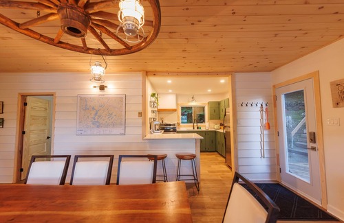 Val-des-Monts Cottage | Beautiful Waterfront cottage full of natural light