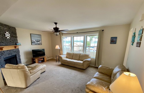 Pulaski House | Beautiful Waterfront 2 Bedroom Townhouse. Less then a mile from state park beach
