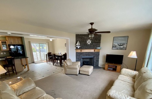 Pulaski House | Beautiful Waterfront 2 Bedroom Townhouse. Less then a mile from state park beach