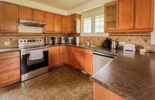 Keswick Cottage | Beautiful Waterfront Cottage with Pool & HomeTheater