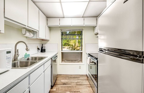 Shelton House | Beautiful waterfront escape with SUPs/kayaks/canoe/paddle boards w/lake access