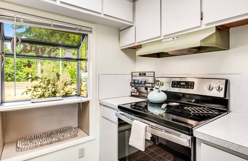 Shelton House | Beautiful waterfront escape with SUPs/kayaks/canoe/paddle boards w/lake access