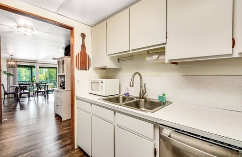 Shelton House | Beautiful waterfront escape with SUPs/kayaks/canoe/paddle boards w/lake access