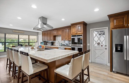 Limona Improvement House | Beautiful Waterfront Home -Pool with Jacuzzi