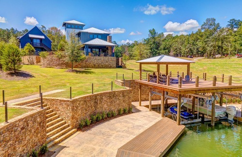 Eclectic Apartment | Beautiful waterfront lake guest house with guest boat docking area