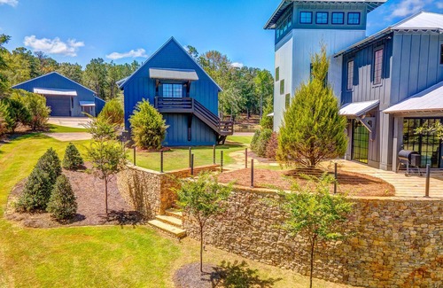 Eclectic Apartment | Beautiful waterfront lake guest house with guest boat docking area