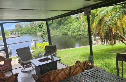 Fort Myers House | Beautiful waterfront home located on the Caloosahatchee River Fort Myers.