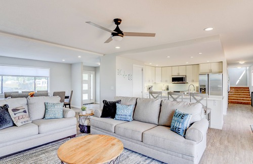 Upper Lake House | Beautiful waterfront Lakehouse w/stunning sunset views!