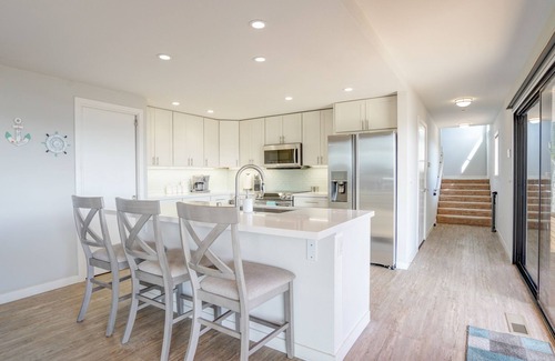 Upper Lake House | Beautiful waterfront Lakehouse w/stunning sunset views!