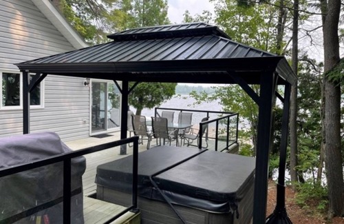 North Frontenac Cottage | Beautiful well kept Private waterfront cottage on Big Gull Lake