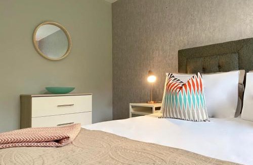 North West Apartment | Beautiful West End Flat with Private Parking
