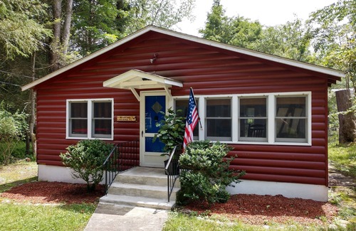 Smallwood House | Beautiful woodland cabin with all new furniture, linens, electronics, appliances