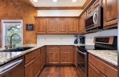 Kingsland House | Beautiful yard with TONS of waterfront!