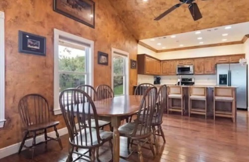 Kingsland House | Beautiful yard with TONS of waterfront!