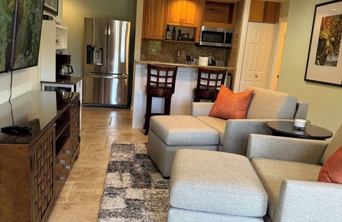 Makawao Cottage | Beautifully Appointed 2-bedroom cottage in Lower Kula with AC, WiFi, & Smart TV