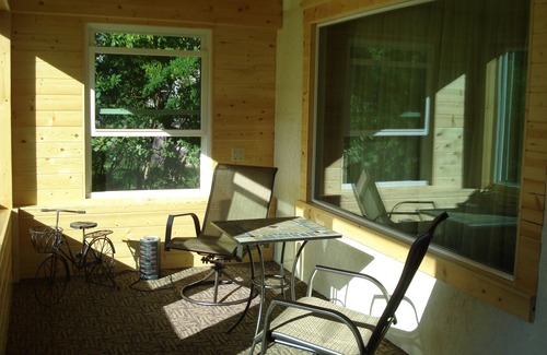 Riverside House | Beautifully Decorated Home near Spirit Mt., Hiking Trails and the Munger Trail