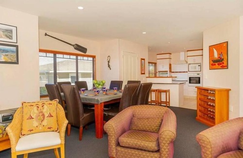 Whitianga House | Beautifully decorated town house with the beach only a short walk away.