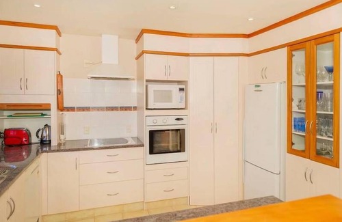 Whitianga House | Beautifully decorated town house with the beach only a short walk away.