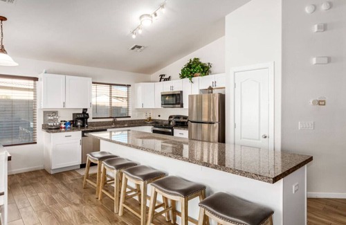 Avondale House | Beautifully Decorated Home,Avondale,PrivatePool