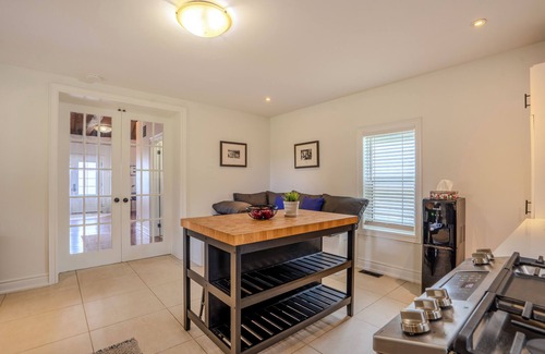 Vaughan House | Beautifully Fully Furnished 2 Bed 1 Bath Bungalow - on 2.5 Acres