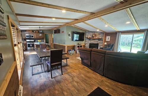 New Lisbon House | Beautifully fully remodeled cabin in the woods