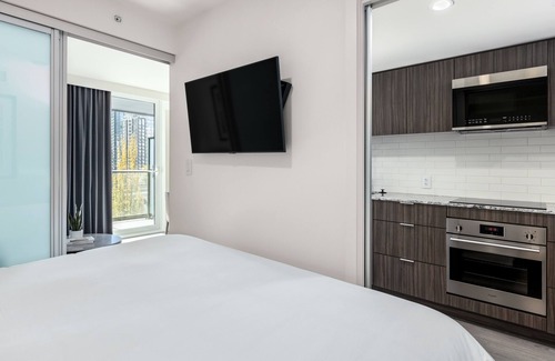 Downtown Vancouver Hotel | Beautifully Furnished, One Bedroom Apartment in Trendy Beach District